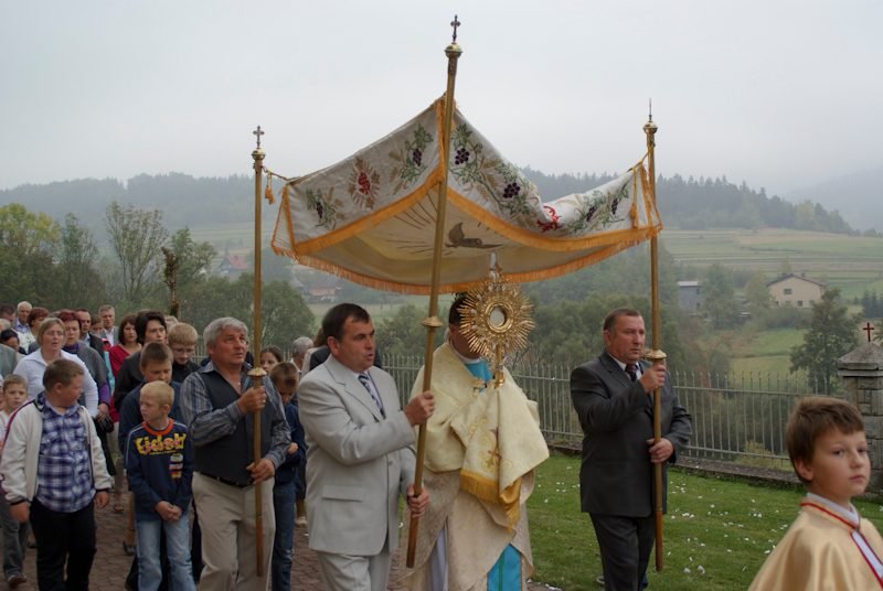 Baldachim na tle wzgórz.