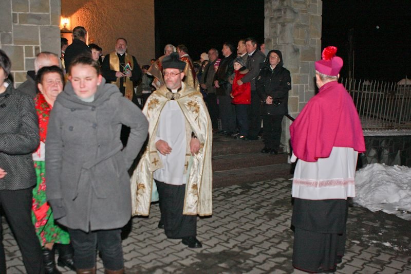 Biskup przed kościołem.