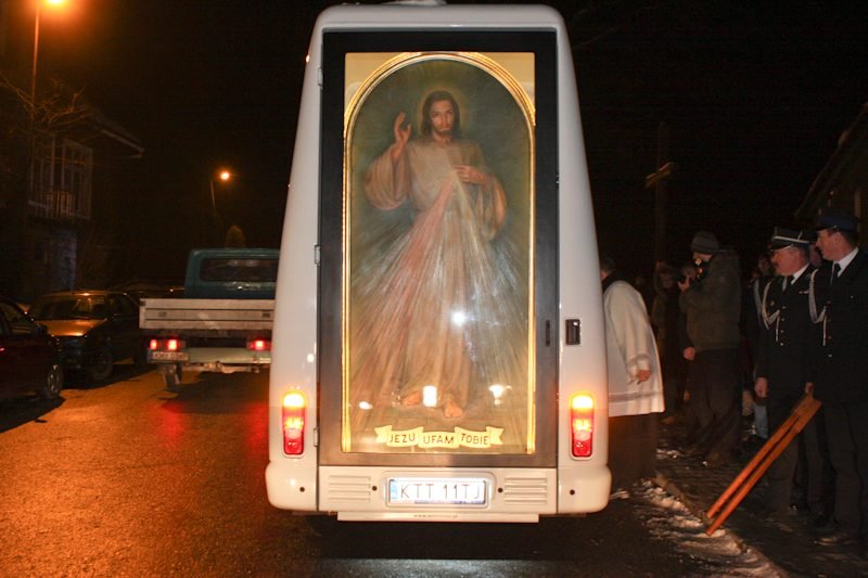 Obraz Jezusa Miłosiernego w kaplicy na samochodzie.
