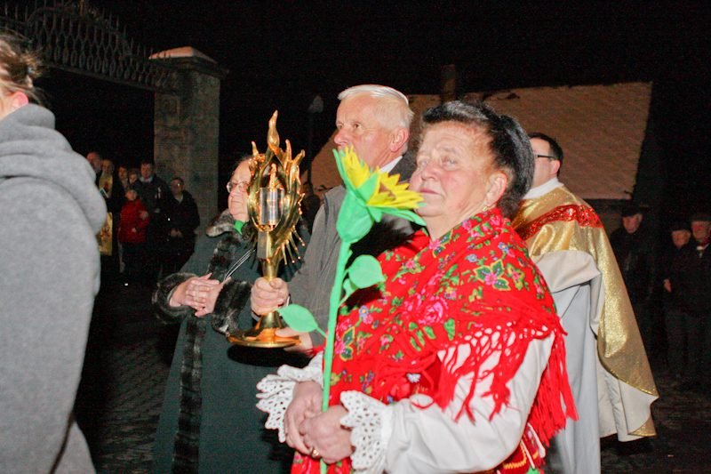 Relikwiarz niesiony przez parafiankę.