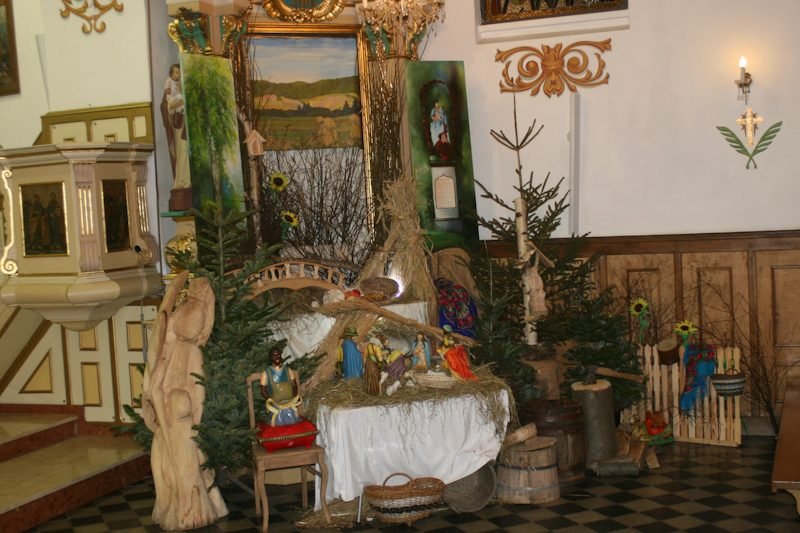 Szopka z choinkami.