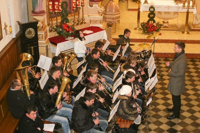 Orkiestra przed ołtarzem.