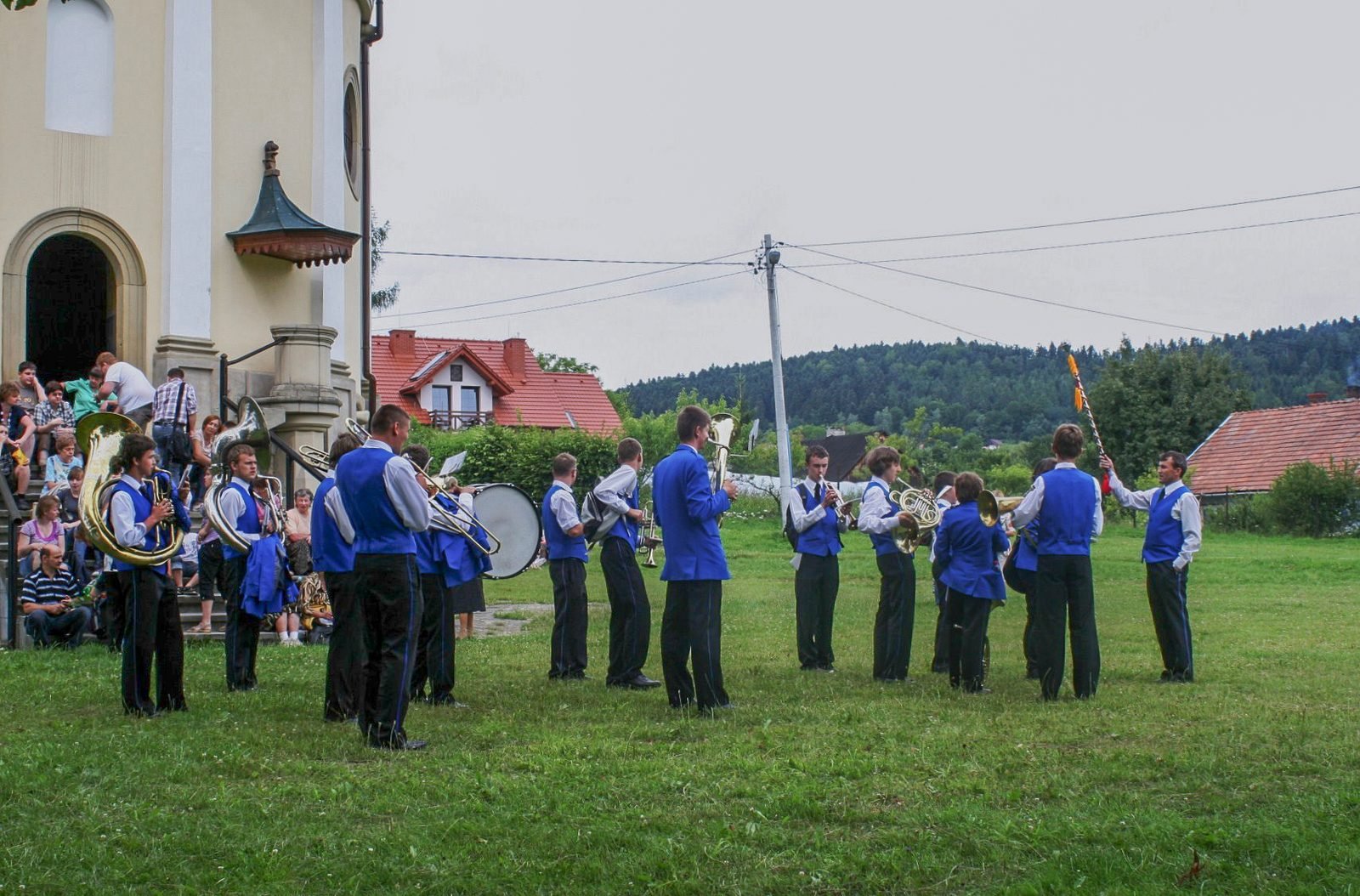 Orkiestra na kalwaryjskich dróżkach.