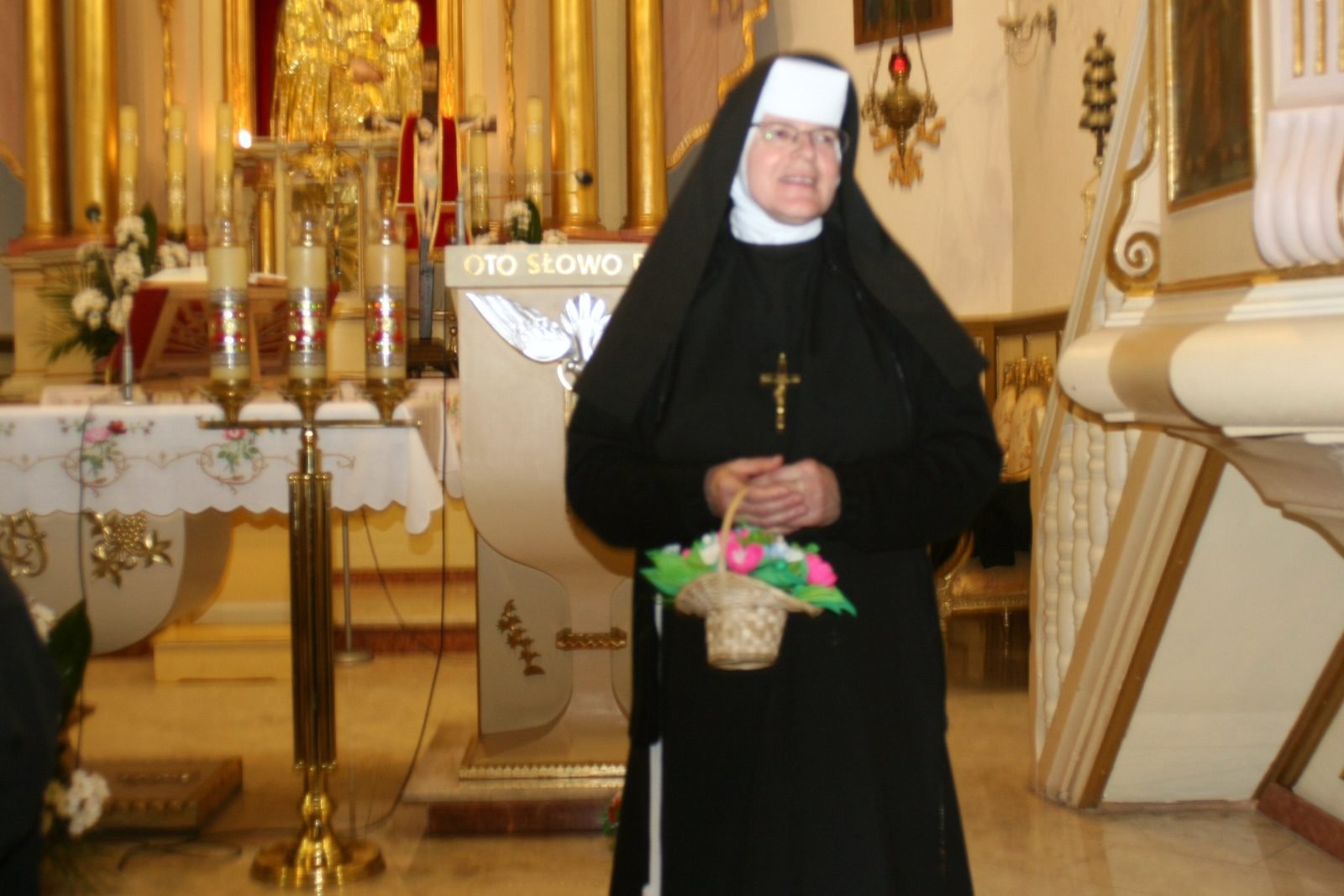 Siostra Albertynka przy ołtarzu.