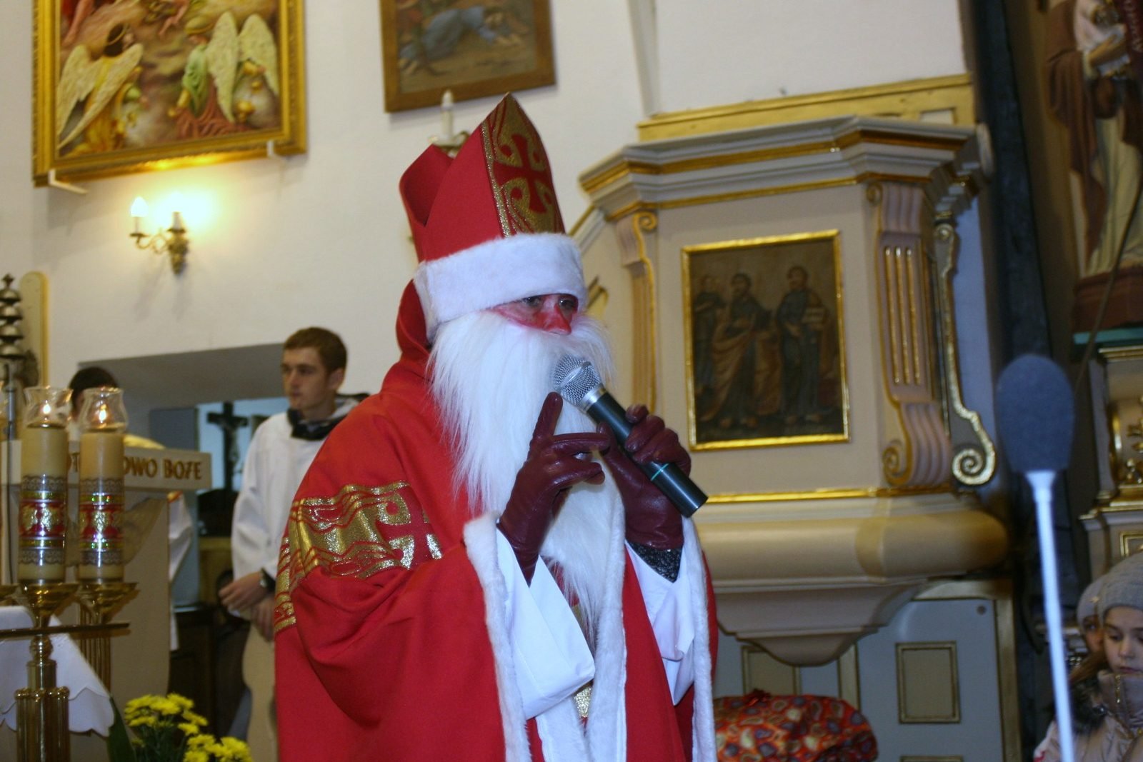Święty Mikołaj w kościele.