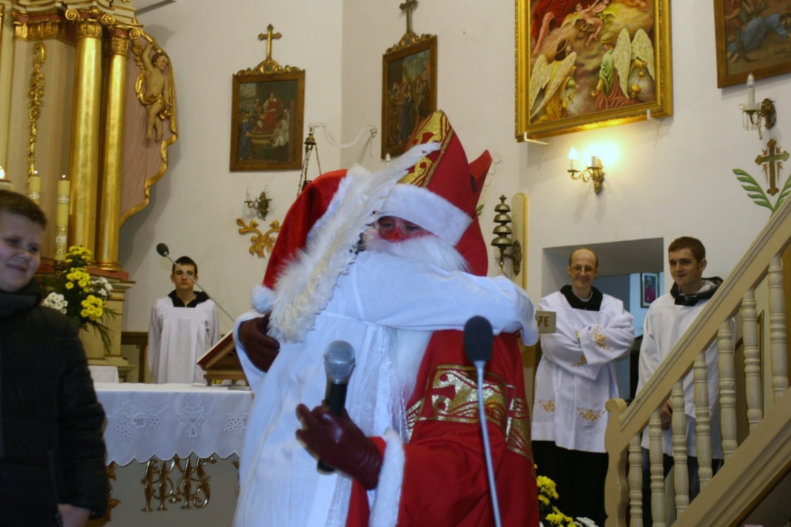 Mikołaj i ministranci.