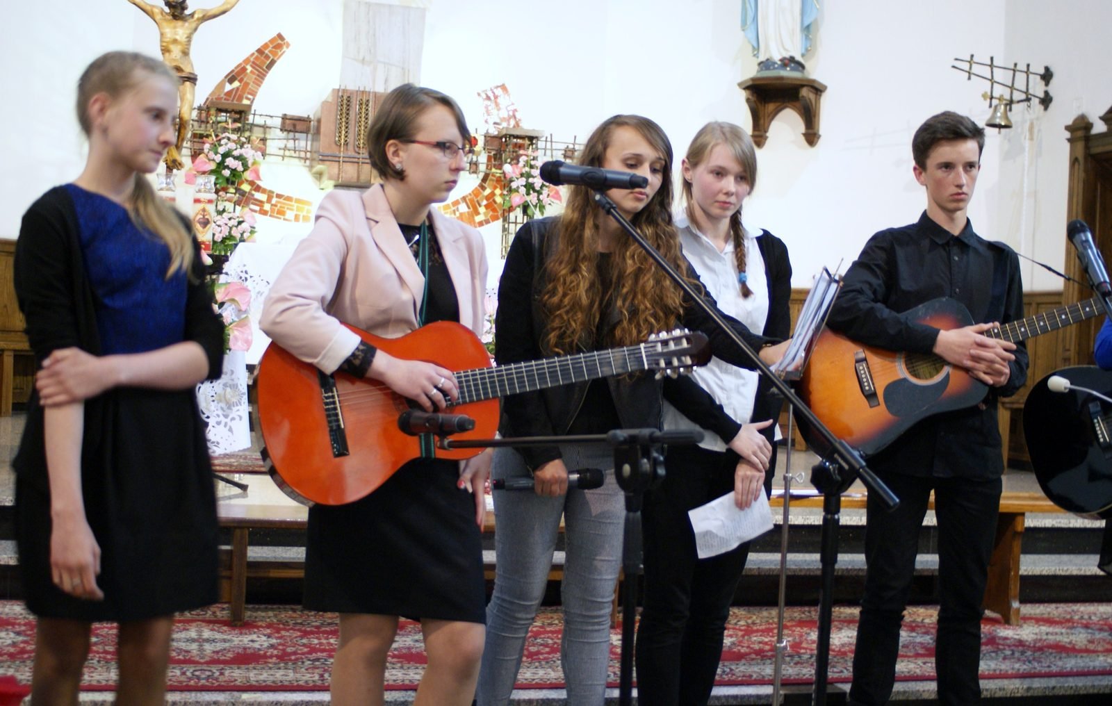 Gitarzyści i wokalistki.