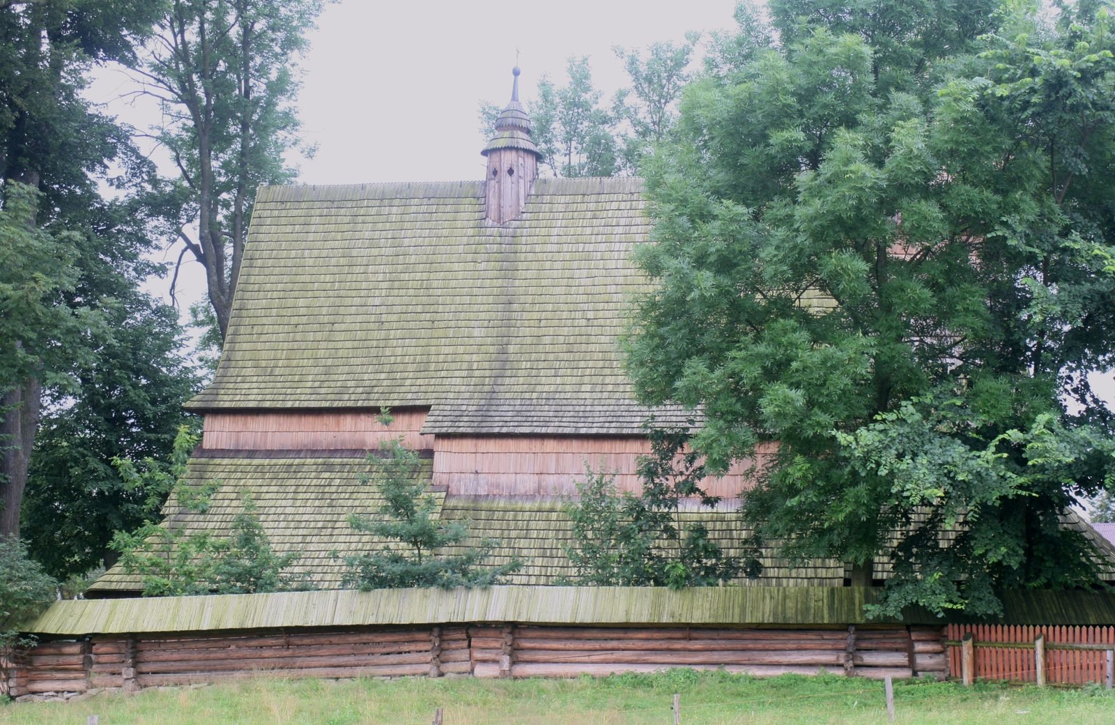 Drewniany kościół.