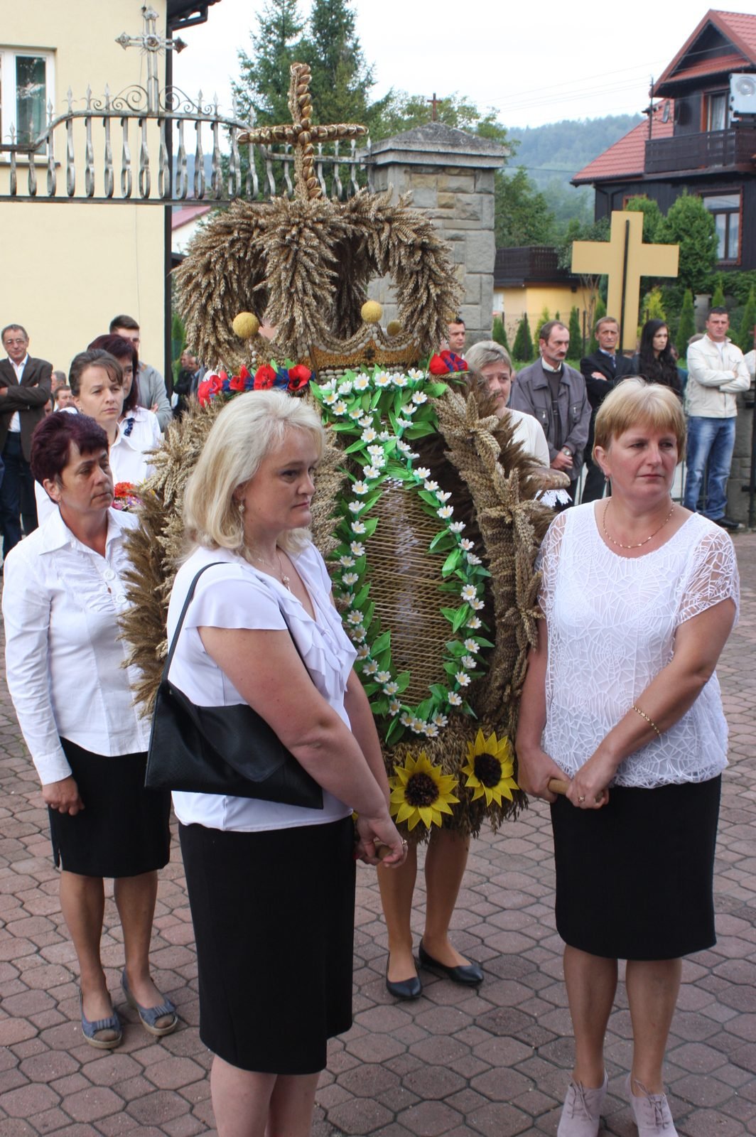 Wieniec dożynkowy przed kościołem.