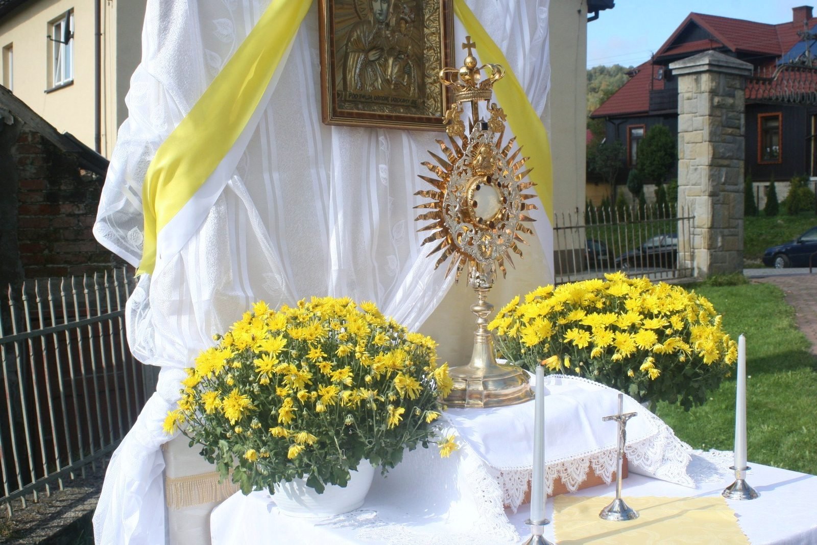 Monstrancja wśród kwiatów.