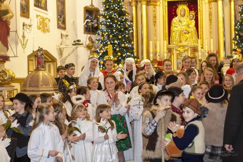 Kościół pełen widzów i aktorów.
