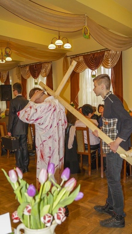 Krzyż i tulipany.