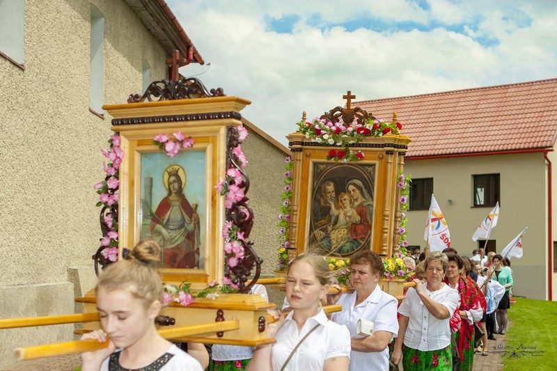 Feretrony z obrazami.