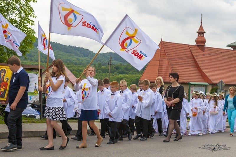 Flagi ŚDM na drodze.