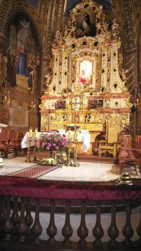 Ołtarz w sanktuarium.