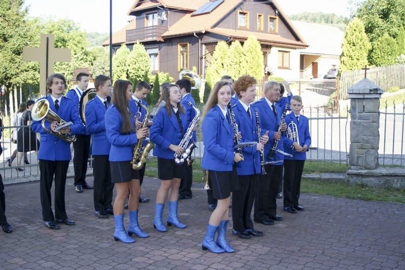 Orkiestra przed kościołem.