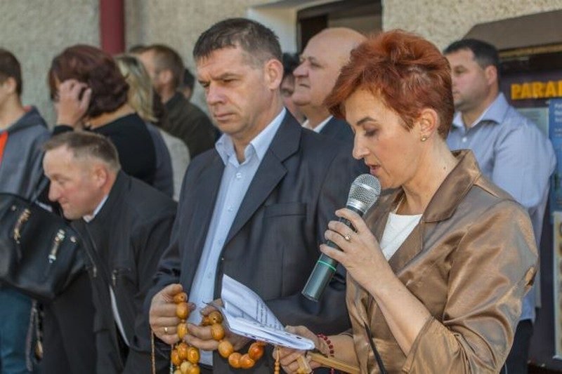 Rozważanie przy mikrofonie.
