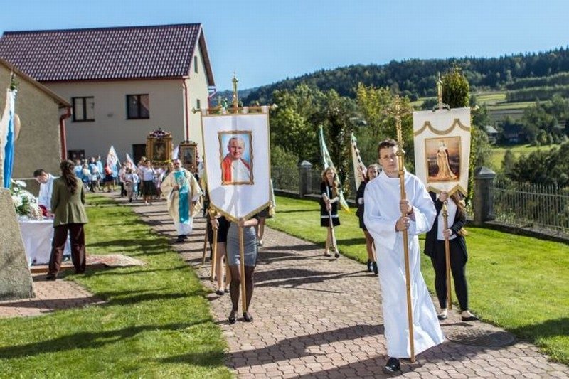 Procesja wokół kościoła.