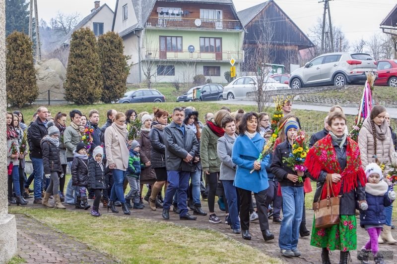 Procesja palmowa wokół kościoła.