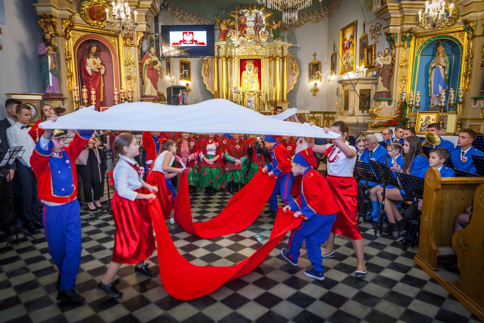 Taniec z biało-czerwonymi szarfami.