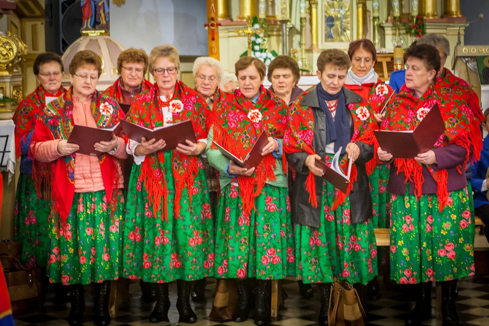 Koło Gospodyń Wiejskich śpiewa pieśni patriotyczne.