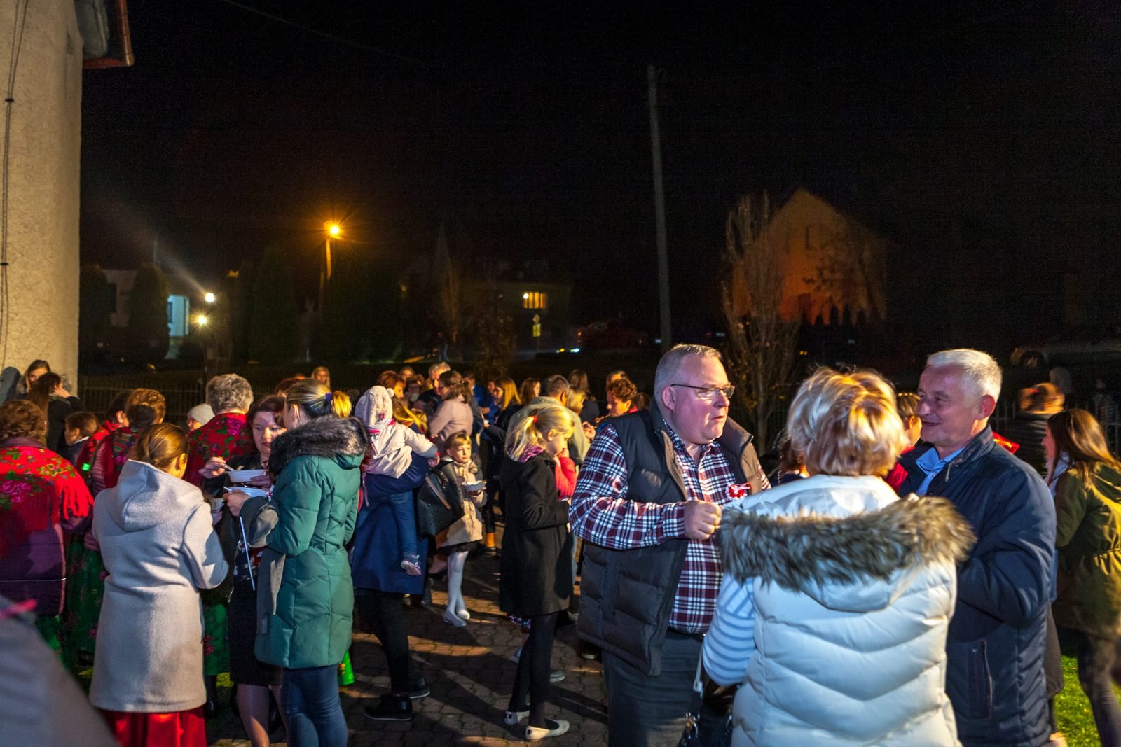 Spotkanie parafian po koncercie przy kościele.