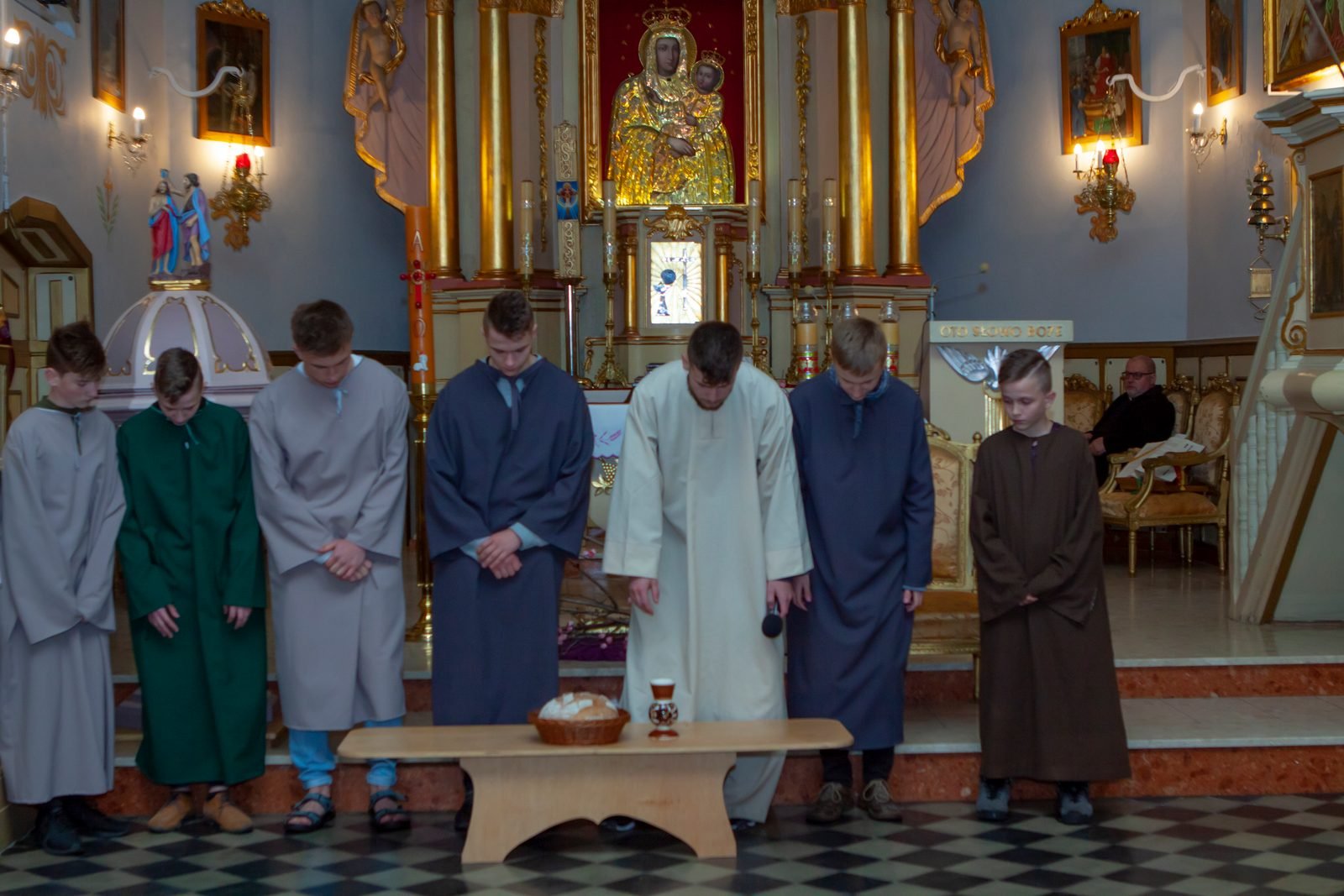 Ostatnia Wieczerza: Jezus i apostołowie przy stole.
