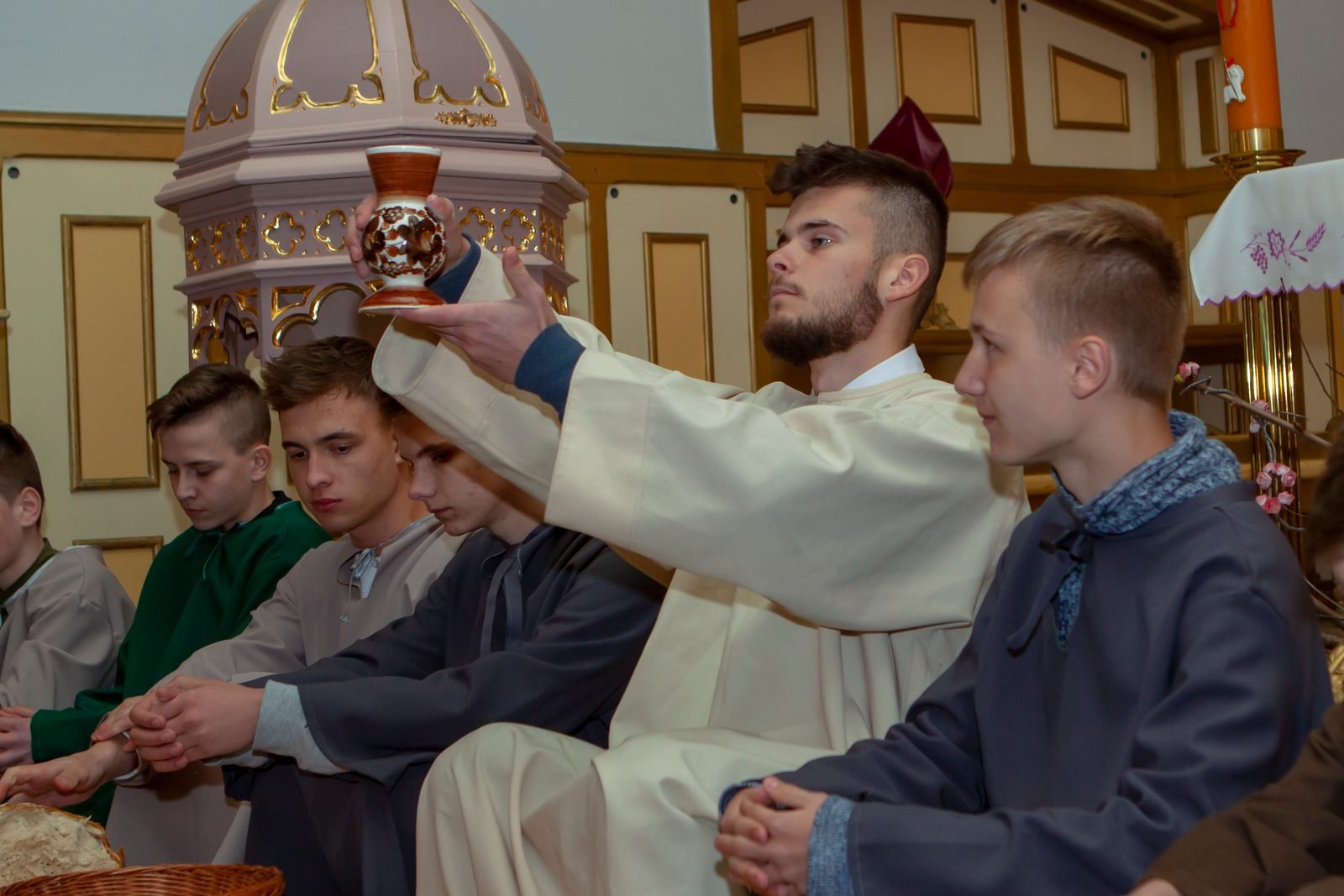 Jezus podaje kielich apostołom.