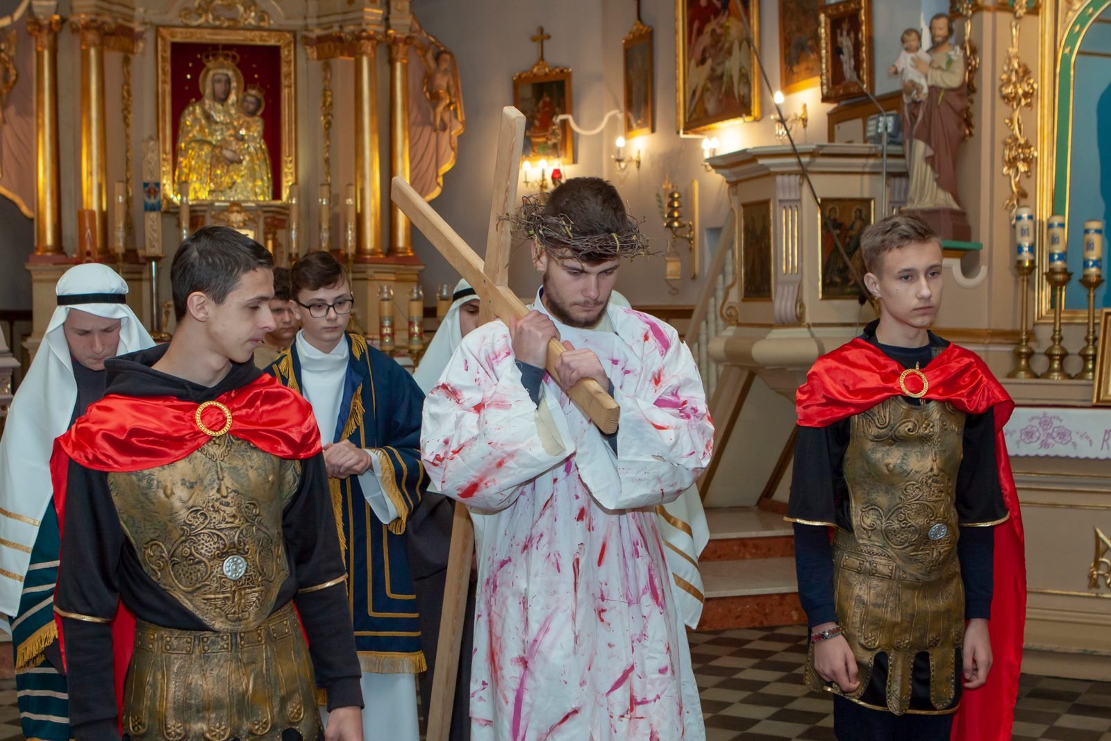 Jezus w koronie cierniowej między żołnierzami.