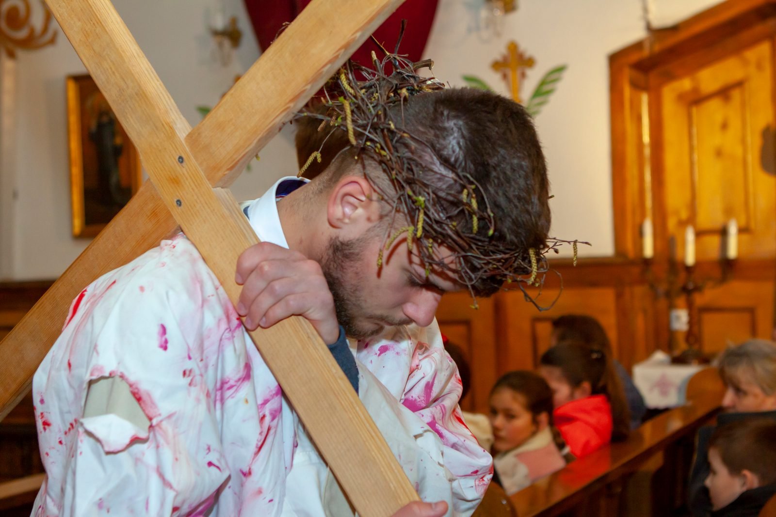 Jezus niesie krzyż.