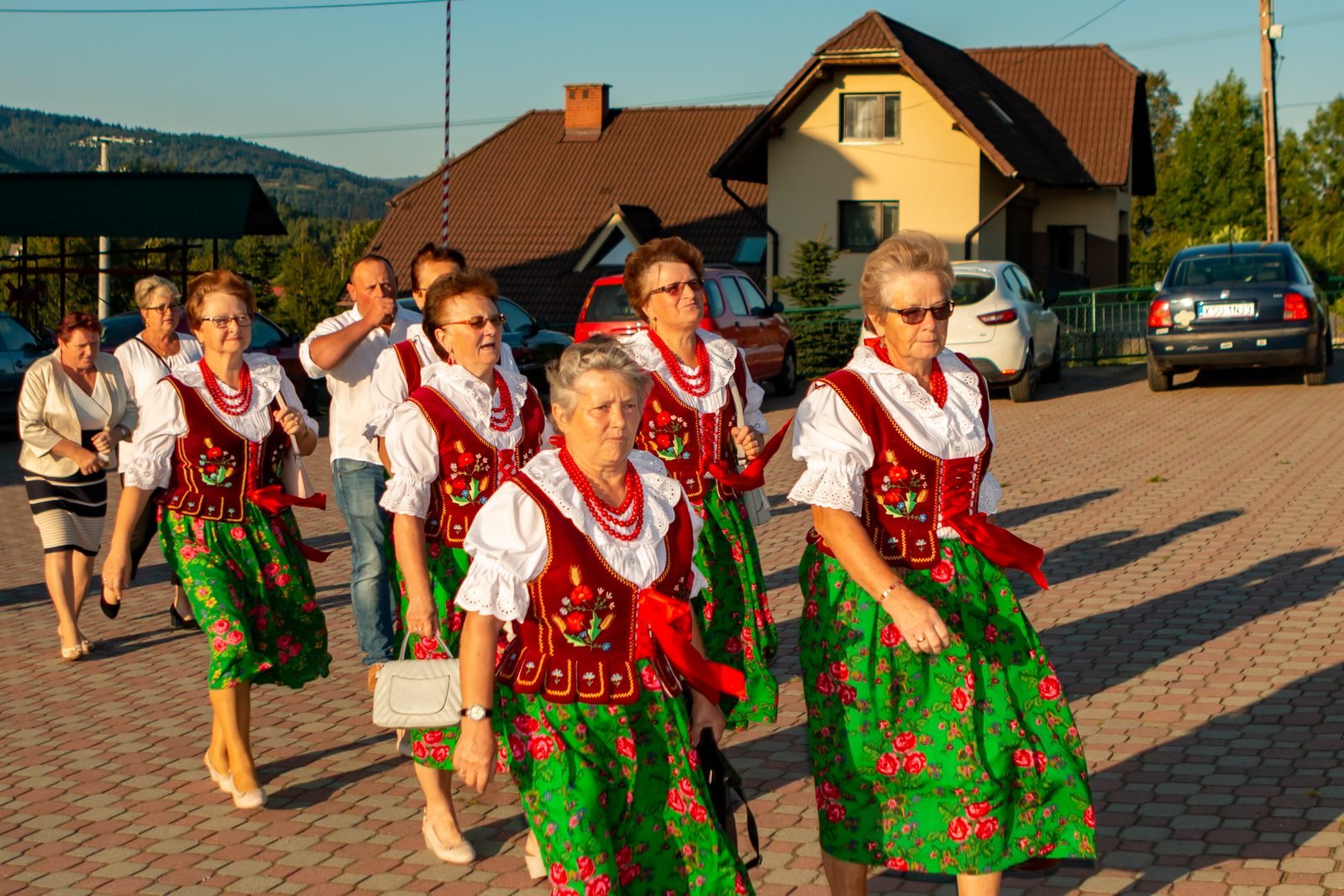 Panie w strojach regionalnych w korowodzie.