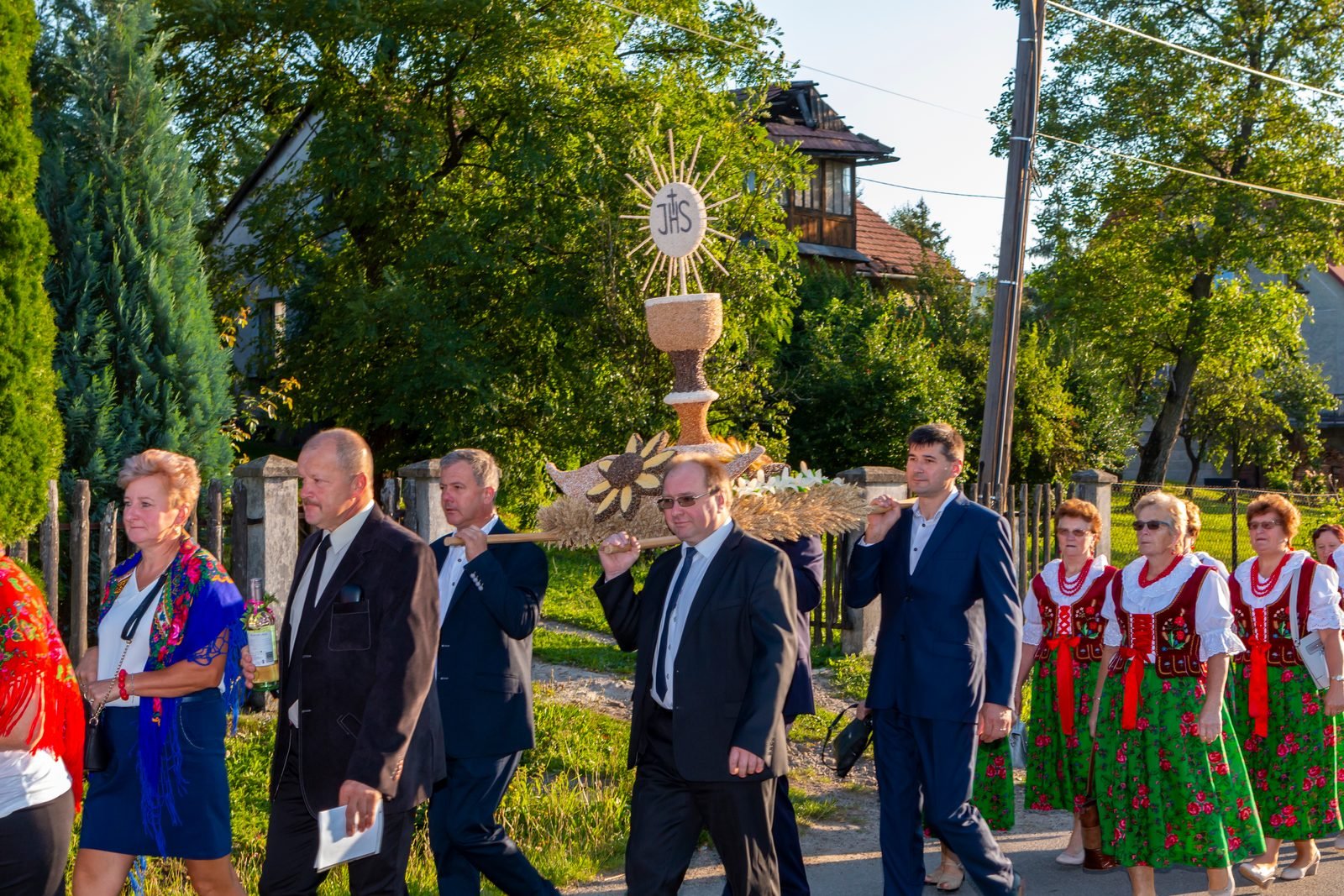 Wieniec dożynkowy w korowodzie.