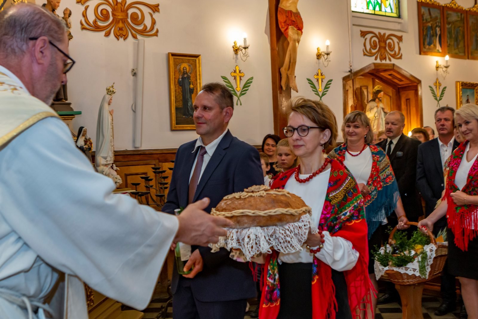 Przekazanie chleba dożynkowego.
