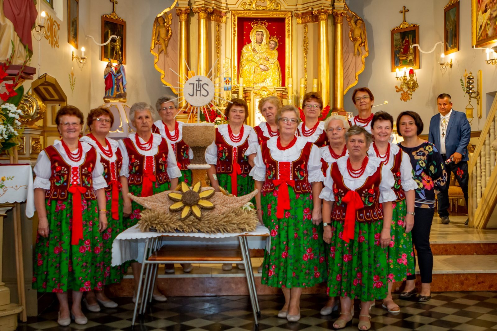 Koło Gospodyń Wiejskich przy ołtarzu.