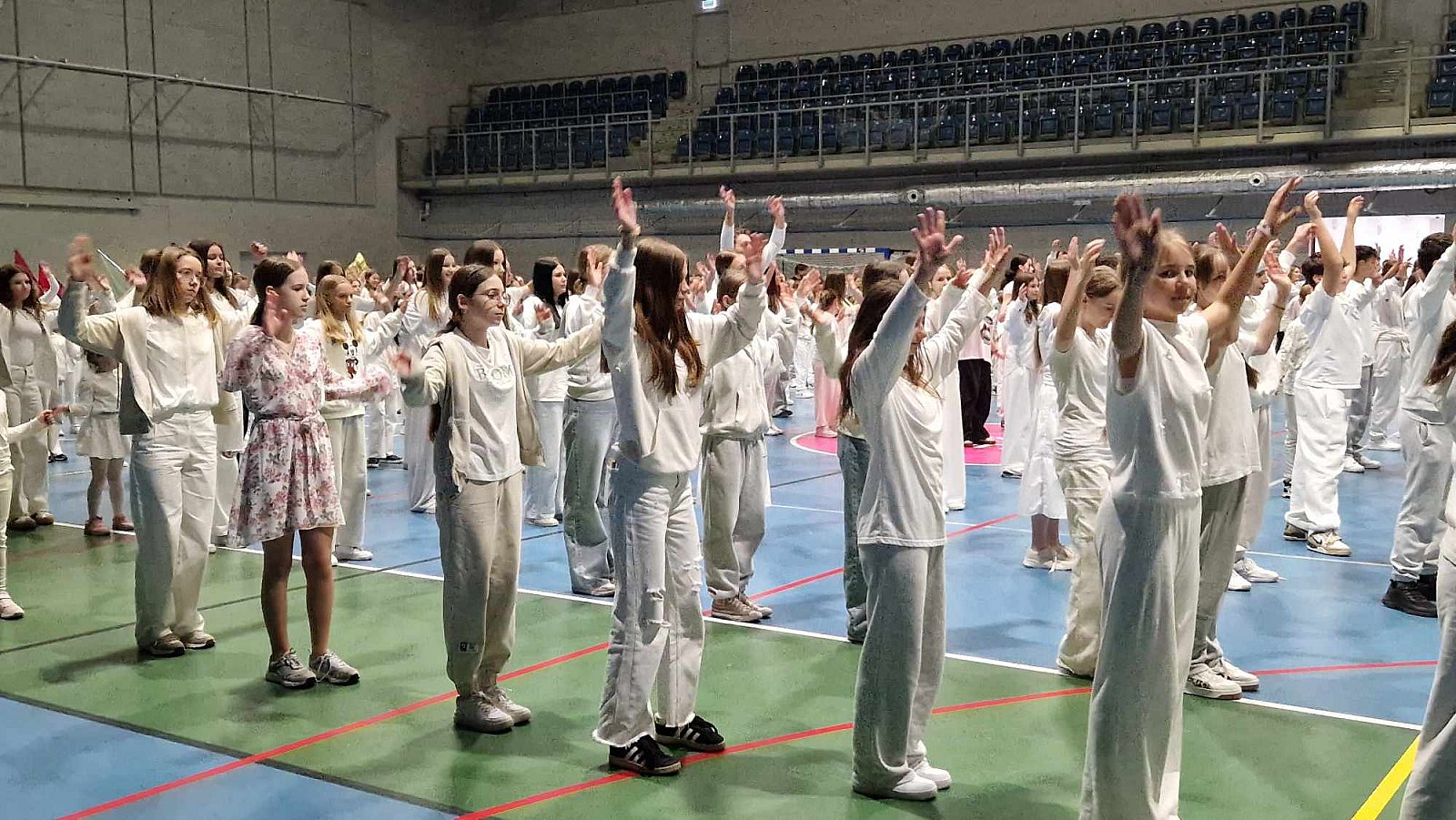 Wspólny taniec w hali.