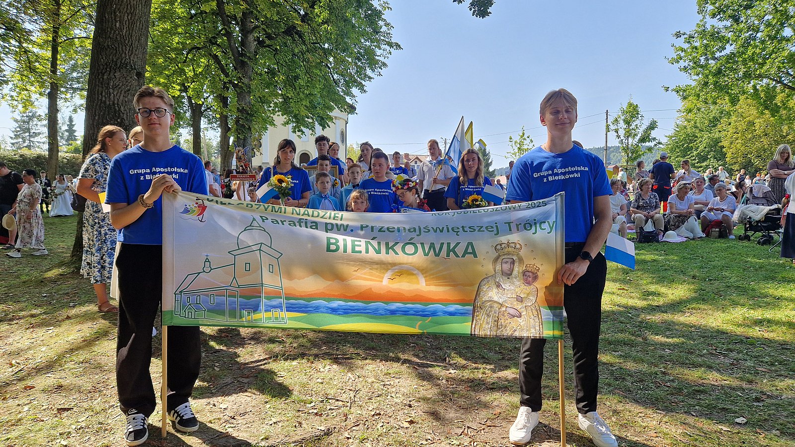 Asysta z transparentem parafii, piątek 15 sierpnia.
