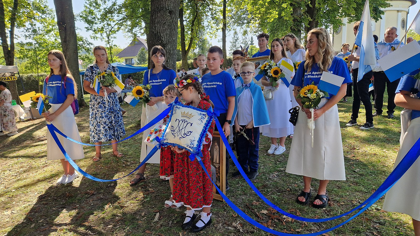 Wstążki i chusty asysty przed procesją Pogrzebu Maryi.