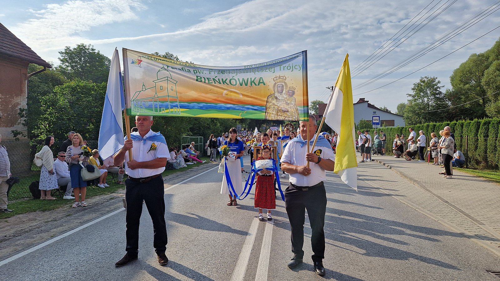 Asysta w procesji ulicami Kalwarii Zebrzydowskiej.