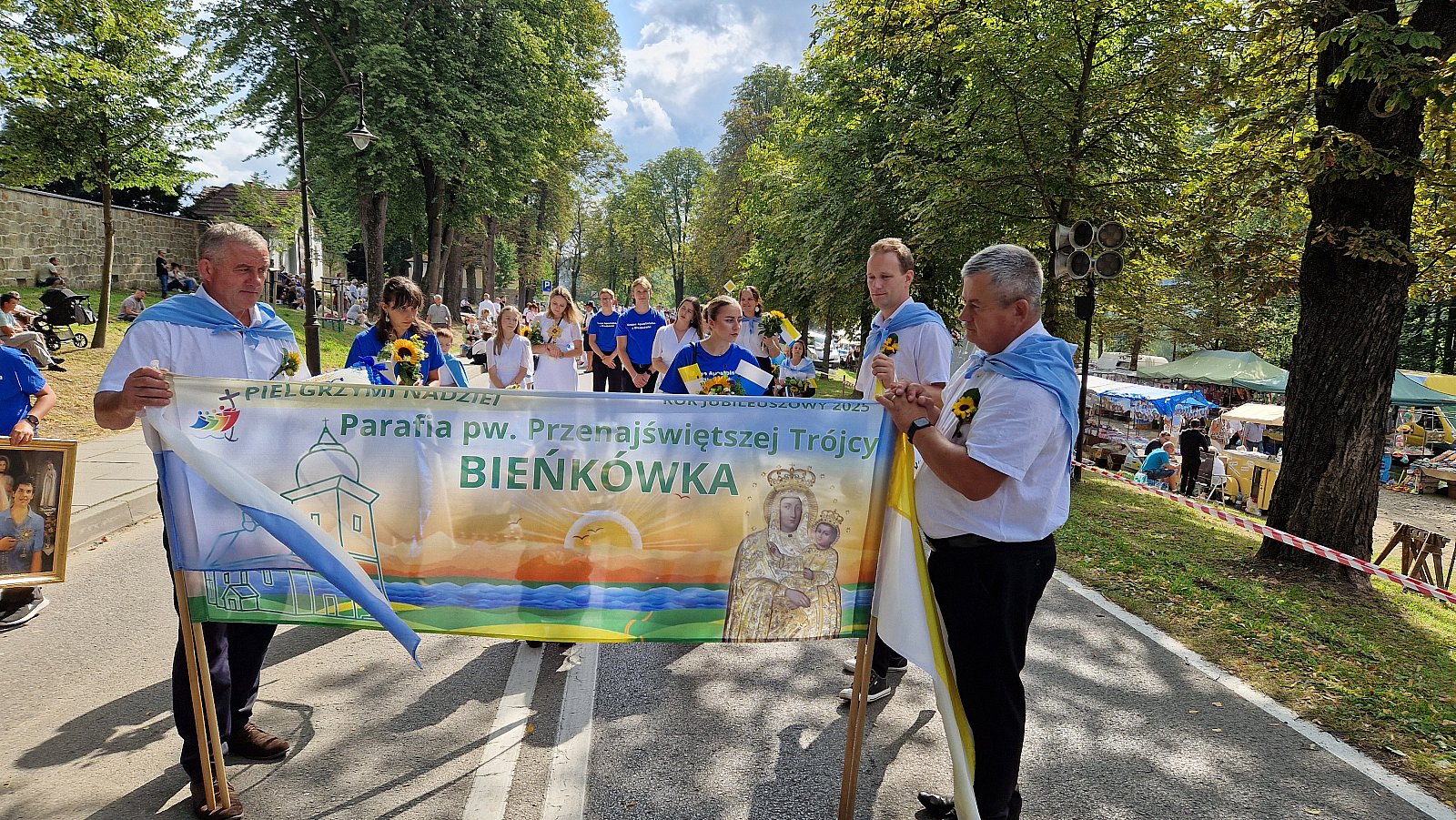 Transparent parafii w niedzielnej procesji Wniebowzięcia.