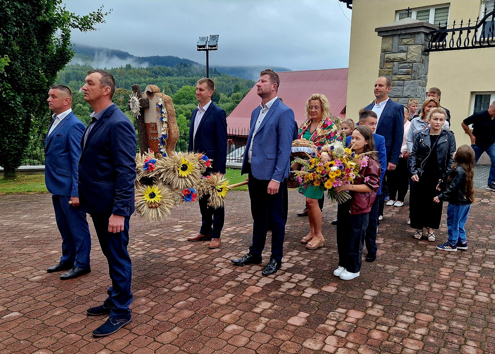 Wieniec dożynkowy i dary przed kościołem.