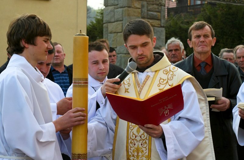 Kapłan przy paschale.