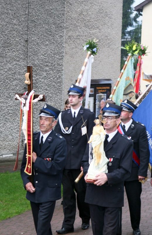 Strażacy z figurą Zmartwychwstałego.