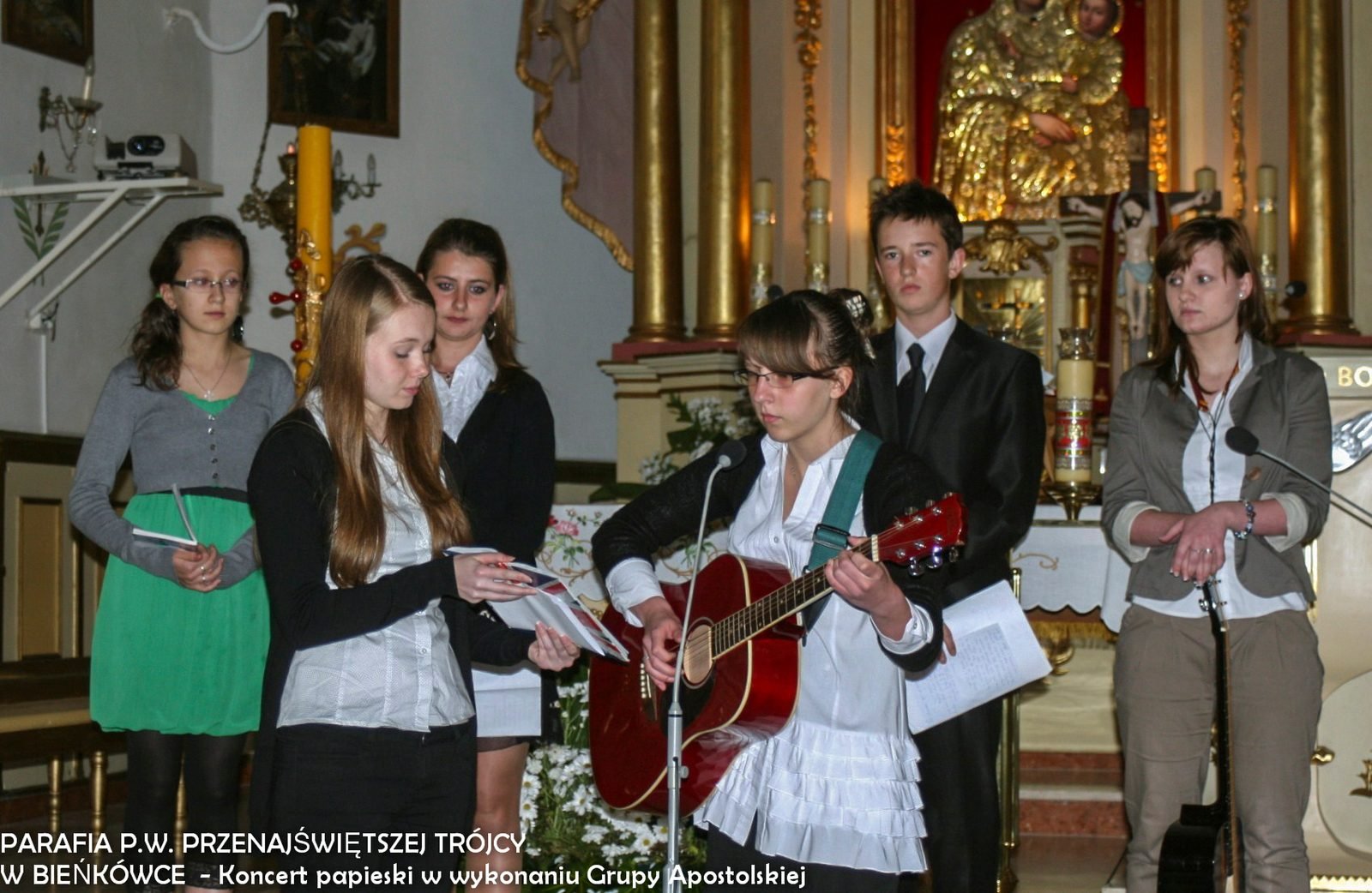 Grupa Apostolska przed ołtarzem.