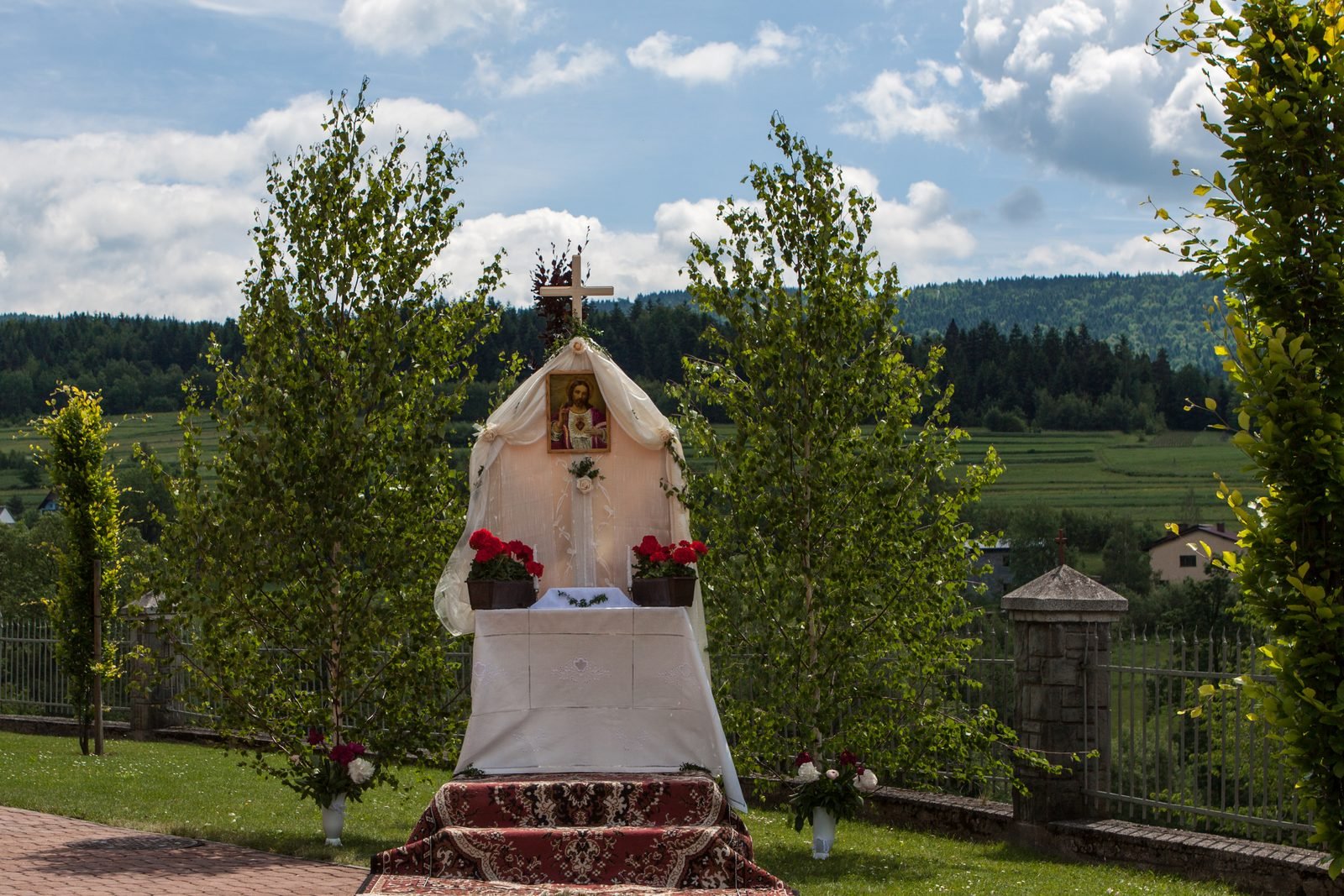 Ołtarz polowy na tle wzgórz.