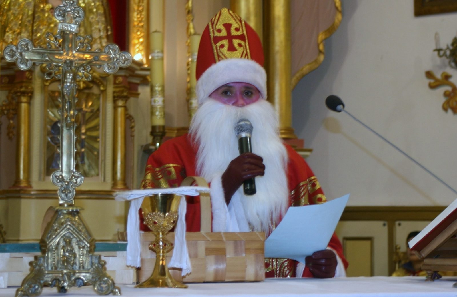 Mikołaj przy ołtarzu.