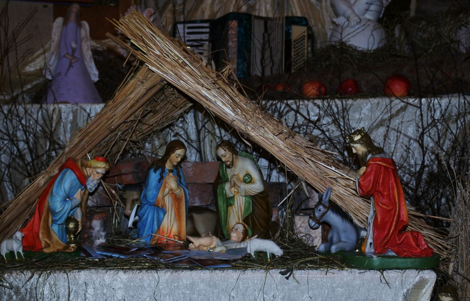 Szopka z figurkami.