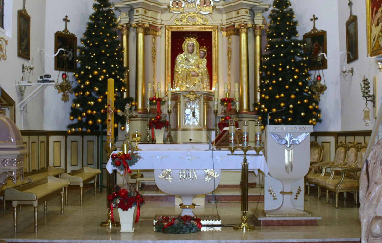 Ołtarz główny z choinkami.