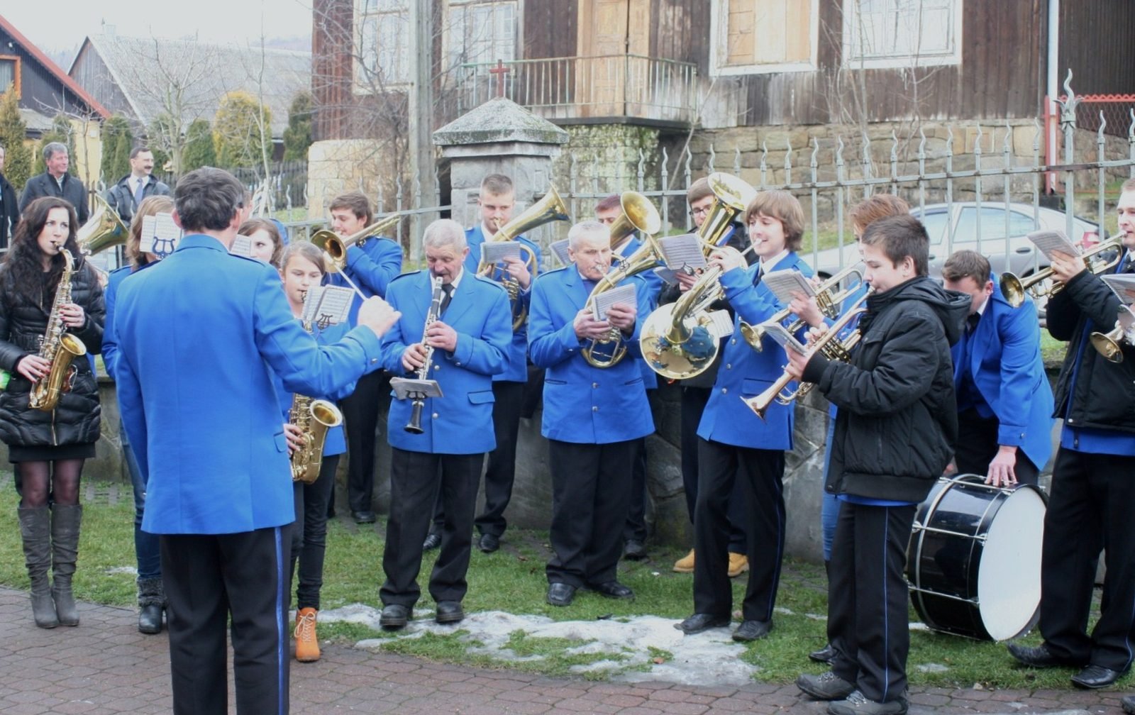 Orkiestra przed kościołem.