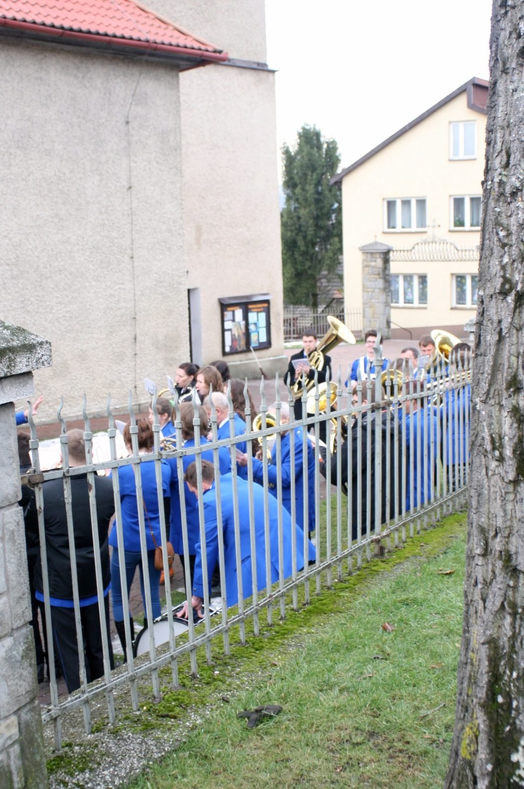 Słuchacze przy płocie.