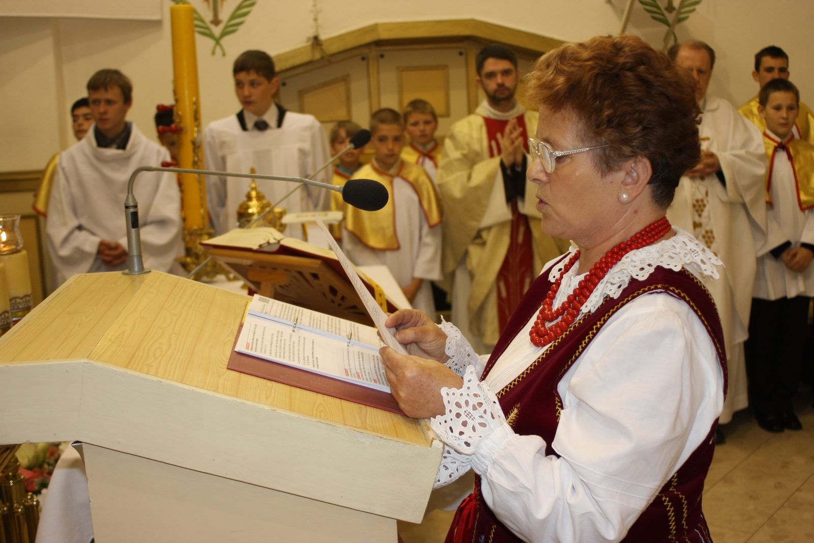 Parafianka w stroju regionalnym przy ambonie.